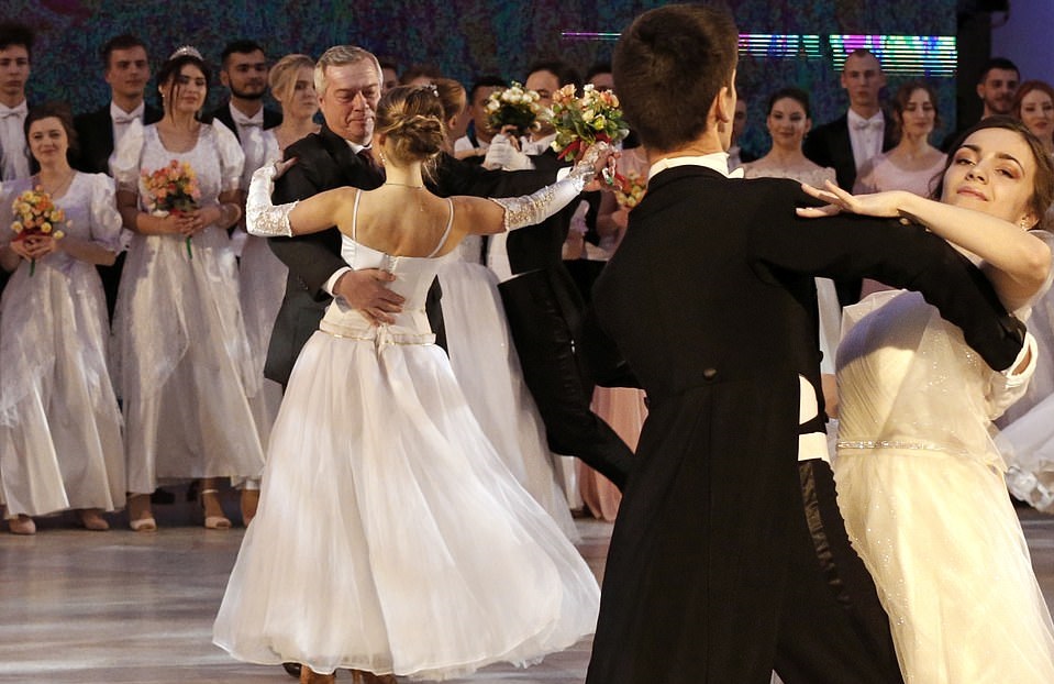 Британцы из Daily Mail восхитились красотой студенток на балу в Ростовской области Британцы из Daily Mail восхитились красотой студенток на балу в Ростовской области