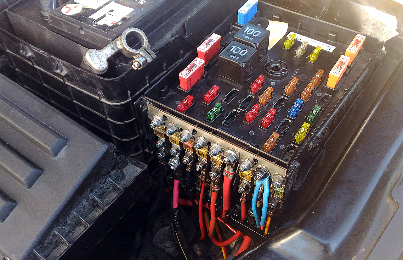 блок предохранителей под капотом 