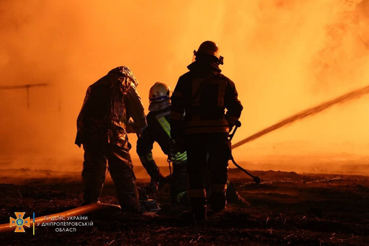 Показаны последствия ракетного удара по топливному хранилищу в Днепропетровской области