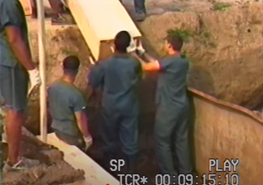 Заключенные хоронят людей на острове Харт