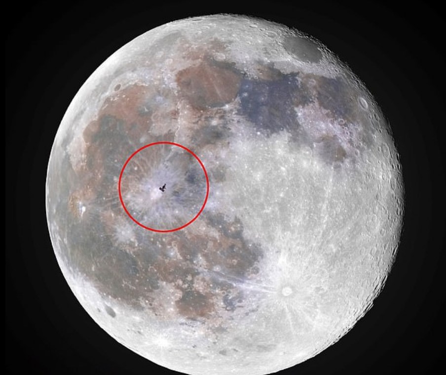 МКС на фоне голубой Луны