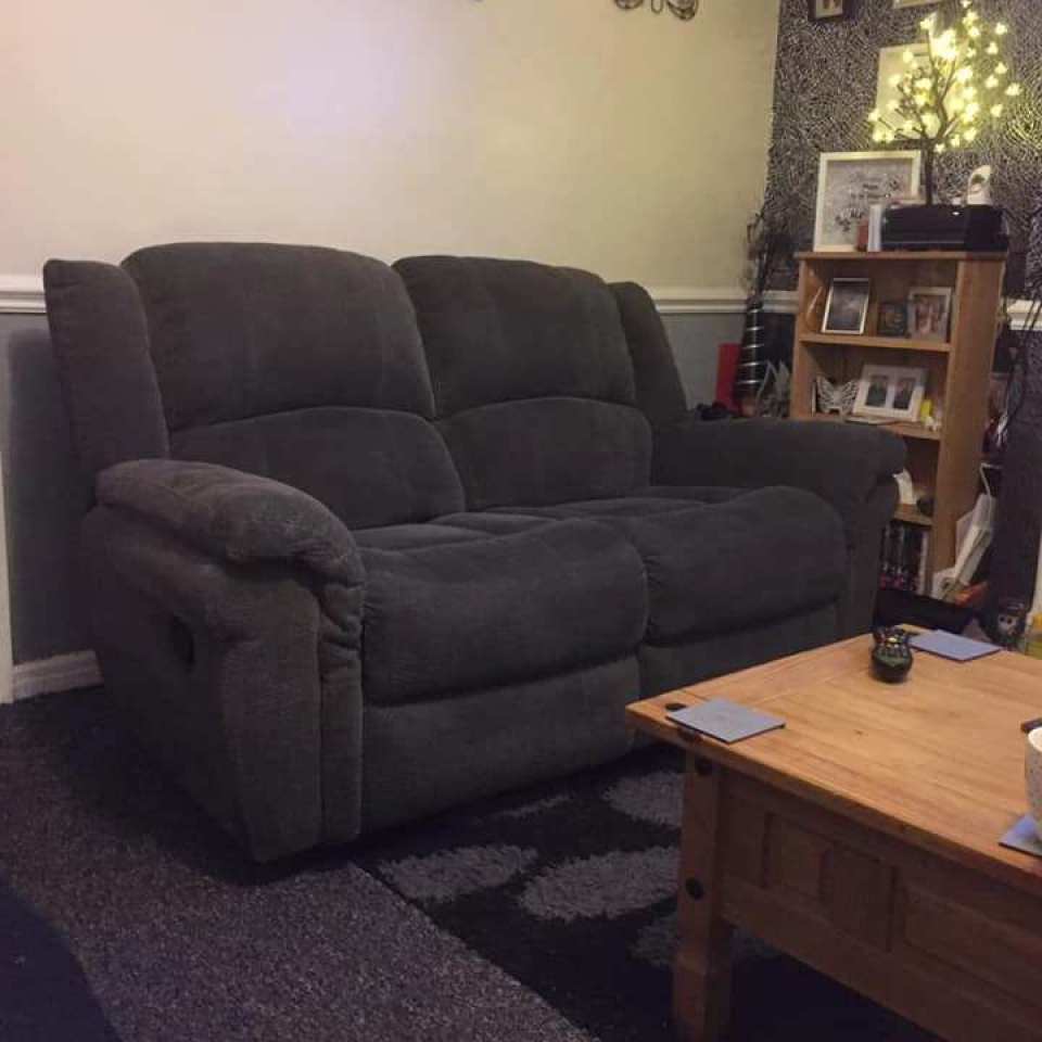 Теперь лучше нового: женщина преобразила старый диван, используя «тканевую» краску