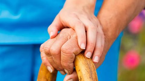 Пожилой человек помощь