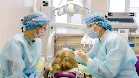 Хирург Барсегян: Сегодня стала возможной имплантация зубов за три дня Стоматологи пациентка лечение