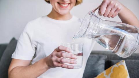 Женщина графин вода