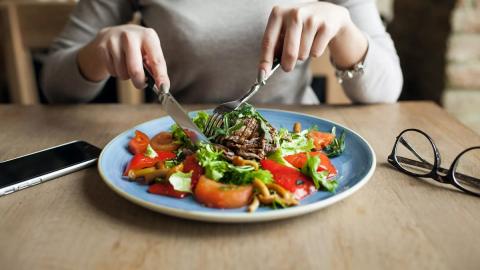 Девушка мясо салат очки телефон