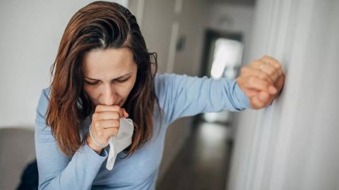 Британку два года лечили от кашля при последней стадии рака Женщина кашель