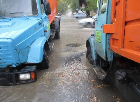 Два мусоровоза провалились под асфальт в Ростовской области