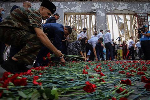 Более тысячи человек почтили память жертв теракта в Беслане Более тысячи человек почтили память жертв теракта в Беслане