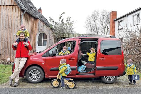 В Госдуме предложили предоставлять многодетным семьям топливные карты с ежемесячным лимитом Многодетным семьям предложили выдавать бесплатный бензин