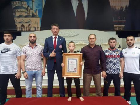 Два ребенка в Чечне установил рекорд мира по отжиманиям на брусьях Два юных жителя Чеченской республики установили мировые рекорды