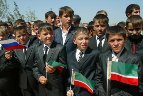 Школьники Чеченской Республики будут носить медицинские маски по желанию В школах Чеченской Республики исключили перемещение детей по классам