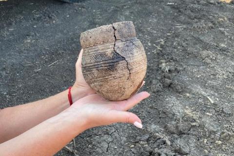 В Динском районе Краснодарского края обнаружили древний глиняный сосуд