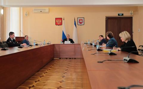 Аксёнов потребовал оперативнее выплачивать помощь медикам Заседание оперштаба в Крыму