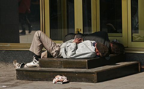 Пьяные люди спят на улице