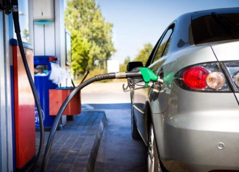 Заправка автомобиля В Астрахани цены на бензин бьют все рекорды