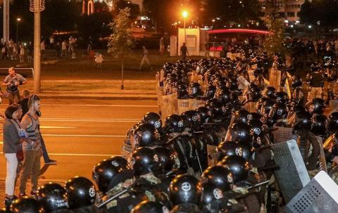 В Минске не утихаю протесты, народ и не думает прекращать ОМОН не знает, что делать: по Минску прокатились оглушительные протесты