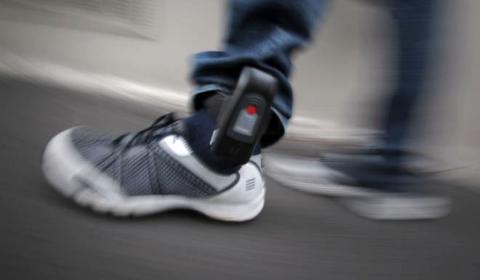 преступник ходит с электронным браслетом на ноге