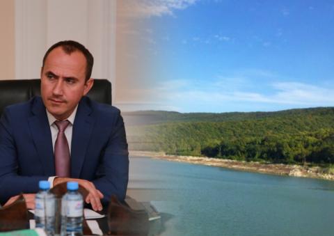 Коллаж: мэр Геленджика Алексей Богодистов и Церковное озеро