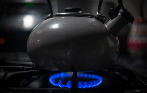 Стал известен новый тариф на газ с 1 августа в Астраханской области Чайник греется на плите