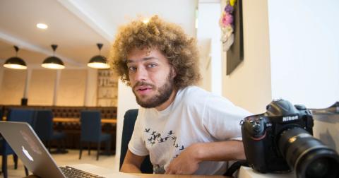 мужчина и камера