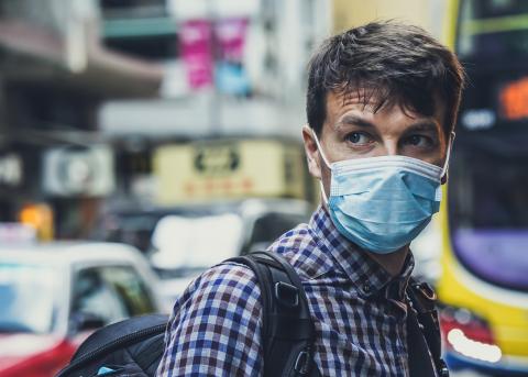 Человек в медицинской маске