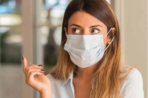 В Роскачестве объяснили, как определить степень защиты медицинской маски Человек в медицинской маске