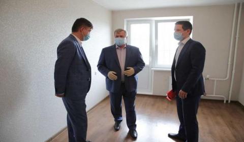 Василий Голубев с чиновниками