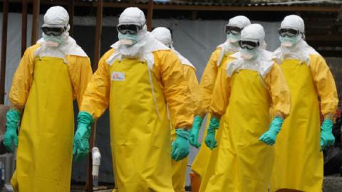 Врачи в спецкостюмах Коронавирцс