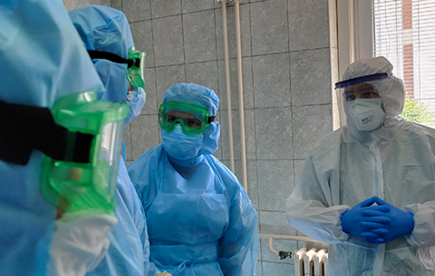 Врачи в защитных костюмах