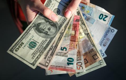 В какой валюте лучше хранить свои деньги рассказал Георгий Ващенко, являющийся руководителем управления торговых операций в рамках отечественного фондового рынка инвестиционный компании «Фридом Финанс». Специалист отметил, что в настоящий момент российский рубль все еще занимает лидирующую позицию среди валют развивающихся стран в отношении доллара США. Однако по-мнению Ващенко есть и иные валюты, обладающие внушительным потенциалом для роста. Эксперт выделили ряд валют-убежищ, являющихся наиболее безопасным вариантом вложения средств. Ващенко пояснил, что сегодня банки предлагают своим клиентам весьма широкий ассортимент валют, включающий и австралийские или новозеландские доллары, и йены. А вот посредством услуг брокеров можно стать обладателем и других нацвалют, включая фьючерсы на них. Например, сегодня вполне реально приобрести британские фунты, турецкую лиру, швейцарские франки или индийскую рупию. Эксперт предостерег от покупки в 2020 году валют латиноамериканских или африканских стран, как весьма нена Деньги в руках