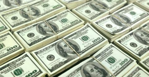 Пачки денег, много долларов