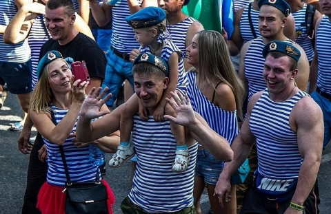 Десантники гуляют с семьями Ростов