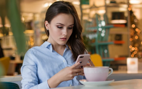 Девушка с телефоном