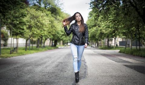 девушка в облегающих джинсах и куртке девушка в джинсах