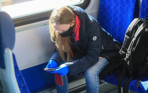 Главный инфекционист Минздрава РФ назвал перчаточный режим излишней мерой Девушка в транспорте в маске и перчатках