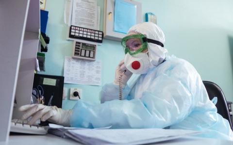 Ученые разделили симптоматику COVID-19 на шесть типов Врач в защитном костюме