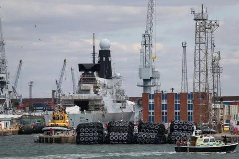 военный корабль в порту фото 