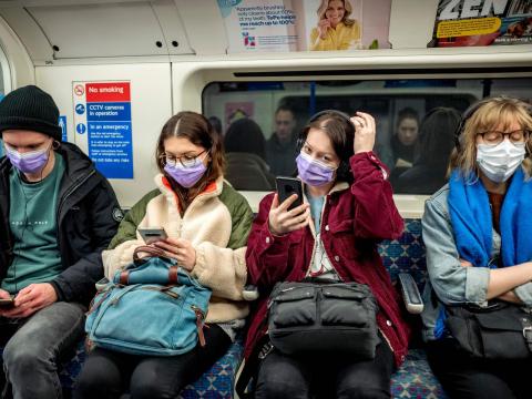 В Госдуме нашли способ заставить всех россиян носить маски и перчатки Люди в масках в метро