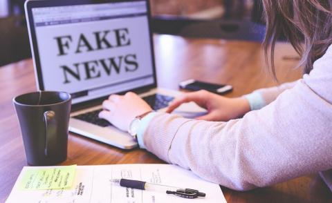 Девушка у ноутбука