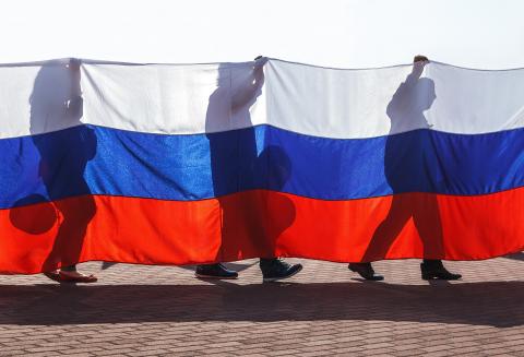 Росстат сообщил о рекордном падении доходов россиян за последние 20 лет Флаг