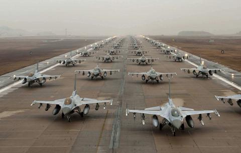 Пентагон перебросит F-16 в Италию для сдерживания России Истребители