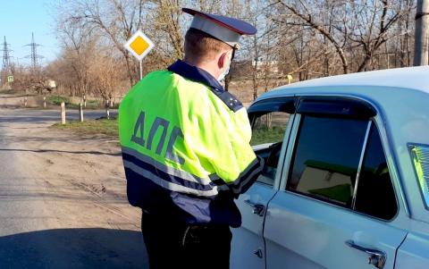 Сотрудник ППС в Астраханской области проверяет водительские права