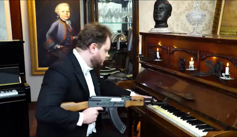 Музыкант из Бразилии сыграл Гимн СССР автоматом Калашникова Лорд Виньетейро