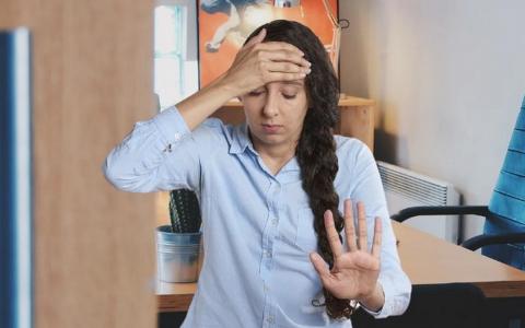 У девушки болит голова Головная боль