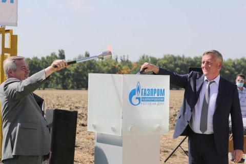 Голубев и Густо зажигают факел газа