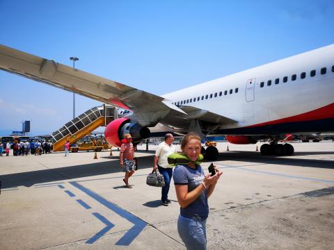 Условие открытия границ всех государств Самолет в аэропорту