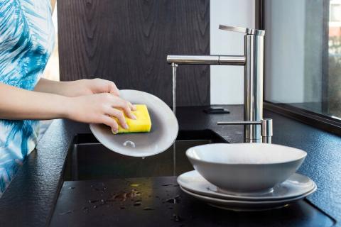 Роспотребнадзор нашел главного рассадника бактерий на кухне мытье посуды