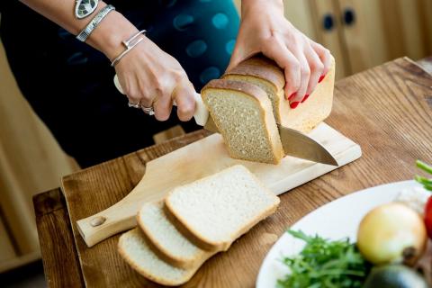 Роскачество рассказало об опасности нарезанного хлеба В Роскачестве рассказали, какой хлеб плесневеет быстрее