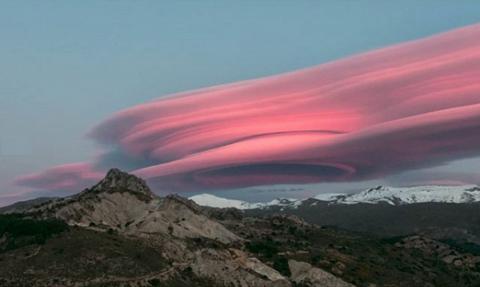 Лентикулярные облака сделали портал в другое измерение 